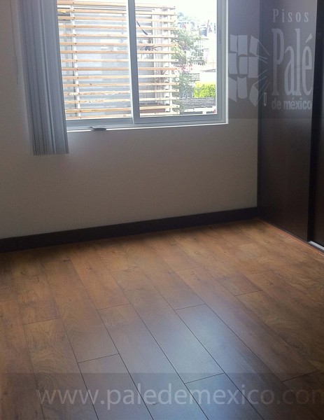 Piso laminado con bisel.