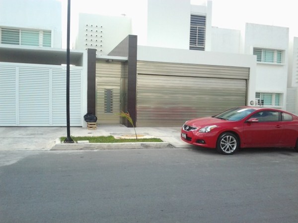 Foto: Puerta de Garage Seccional y Puerta de Acceso de Aluminios De