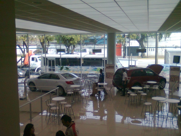 Sala de exhibición de autos en Agencia Suzuki 