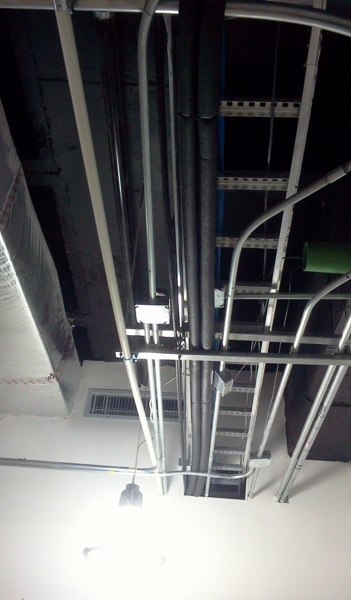 TUBERÍA DE REFRIGERACIÓN BAJO CHAROLA DE SITE
