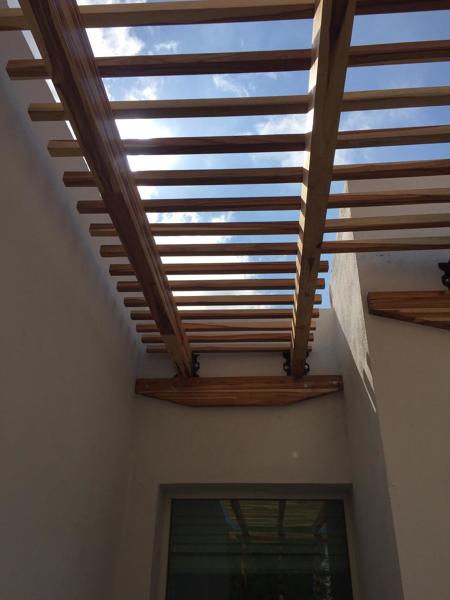 Pérgola, vigas laminadas de teca