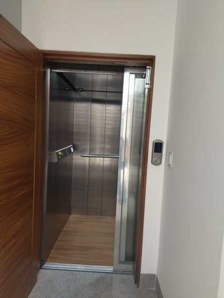 Elevador hidráulico residencial