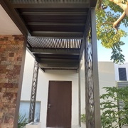 techumbre de estructura de metal y policarbonato