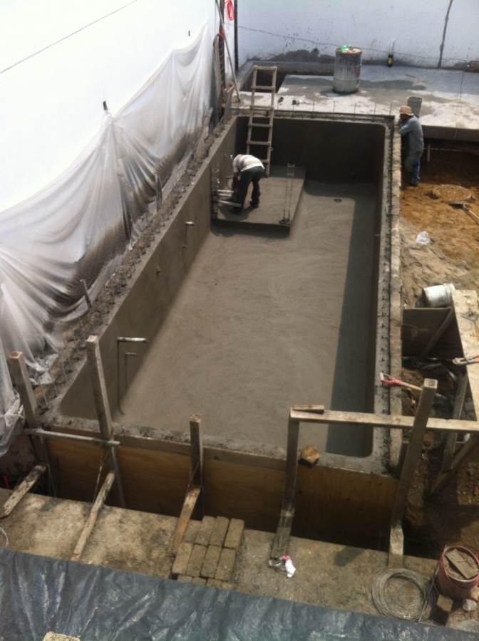 Acabados terminando de lanzar concreto 