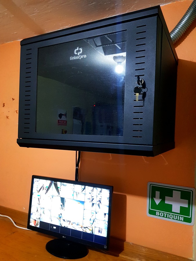 Acabo de conexión en DVR, instalado dentro de un Gabinete.