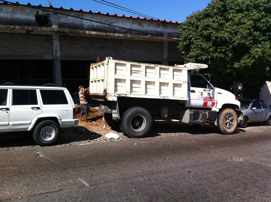Acarreo de escombro en Acapulco