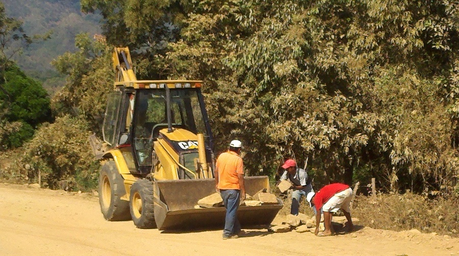Acarreo de piedra laja en comunidad de Guerrero