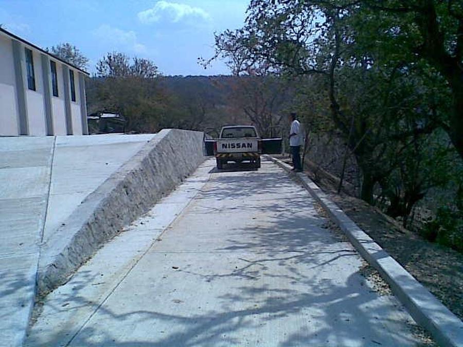Acceso a capilla y vialidad