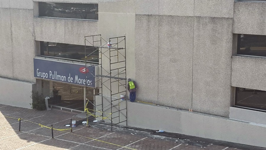 Al rededor del área de embarque de envíos y pasajeros