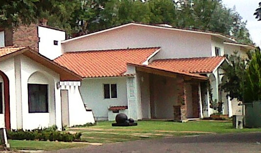 Ampliacion de casa en fracc, lateral y posterior.