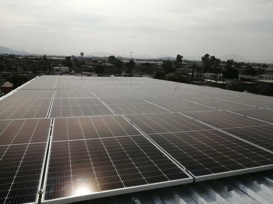 Anclaje de paneles solares sobre estructura.