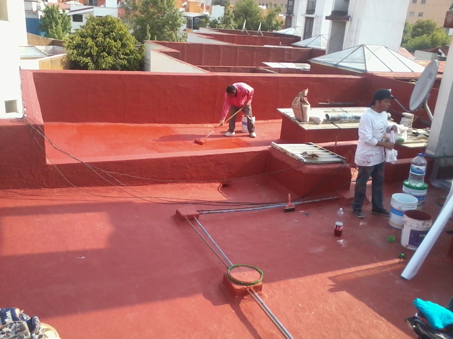 Aplicación de la segunda mano del impermeabilizante en acrilico.