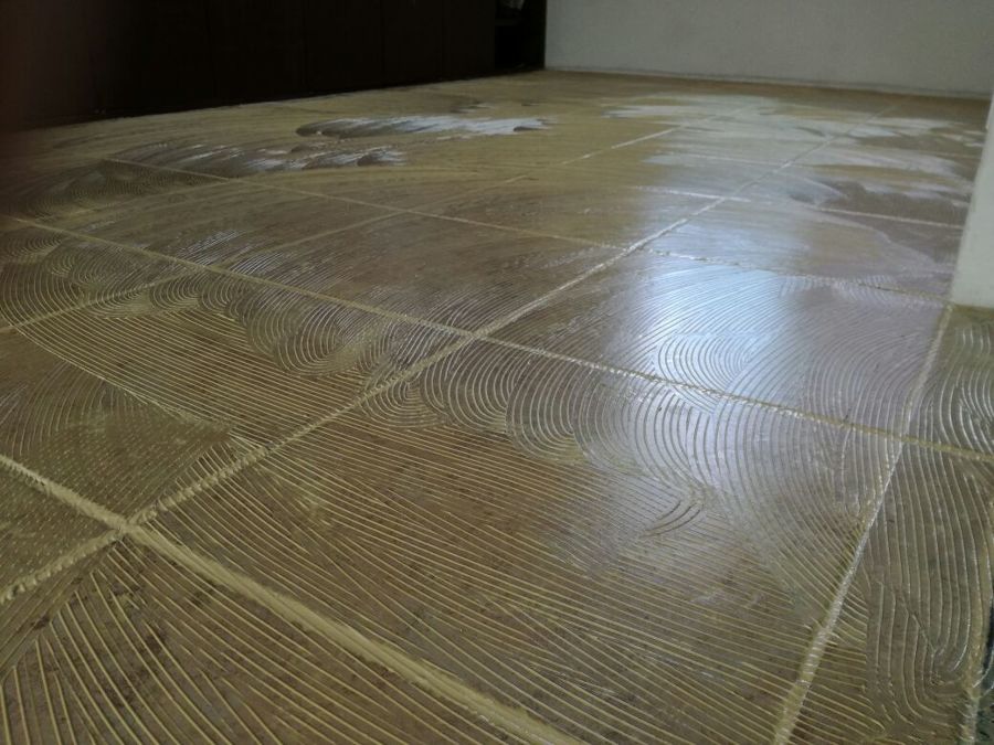 Aplicación de pegamento de latex a base de agua.