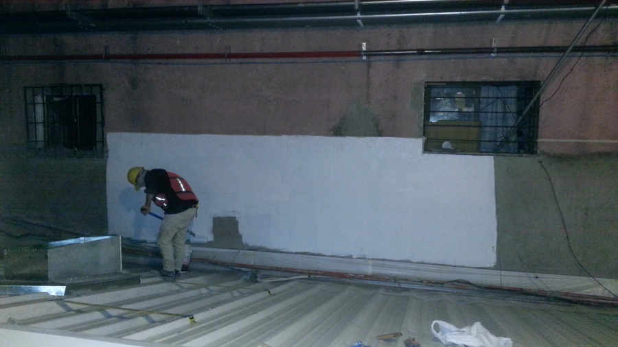 Aplicación de pintura perimetral en cubierta