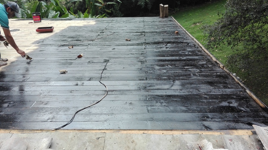 Aplicación de primario sobre duelas.