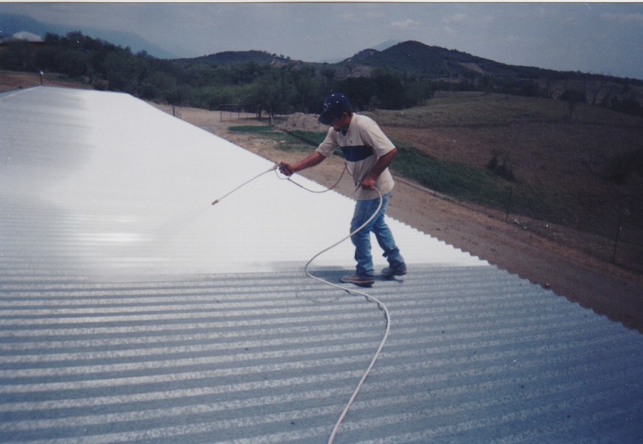 Aplicacion de primera mano de pintura termica (no es un impermeabilizante)