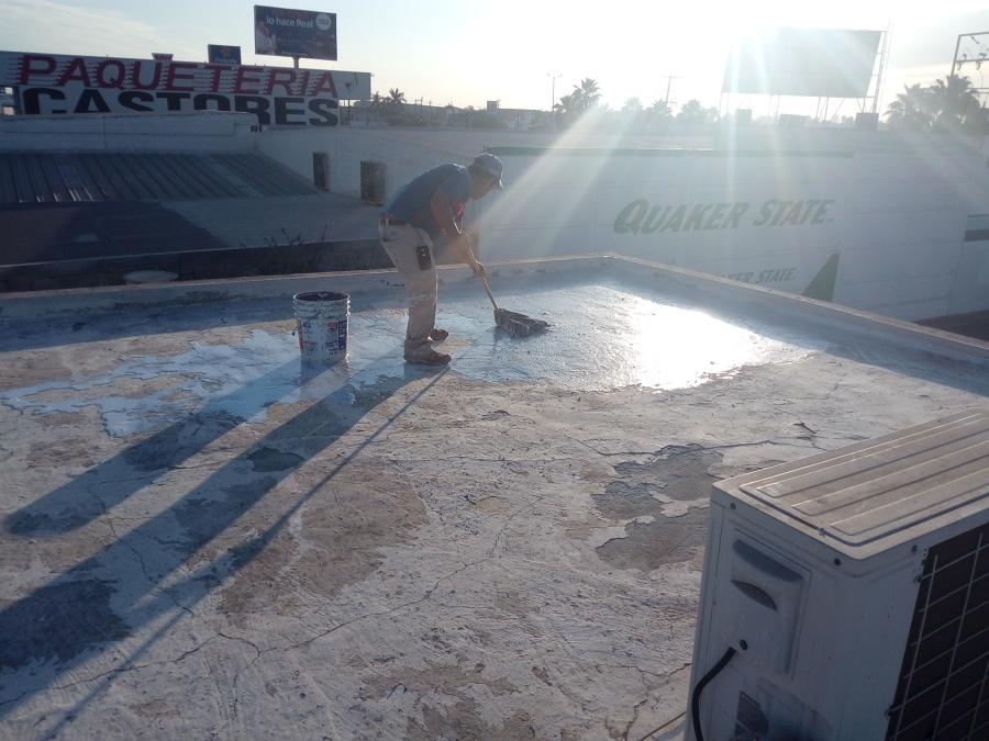 Aplicación de sellador acrílico concentrado