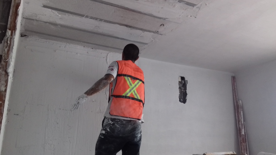 Aplicación de yeso en muros