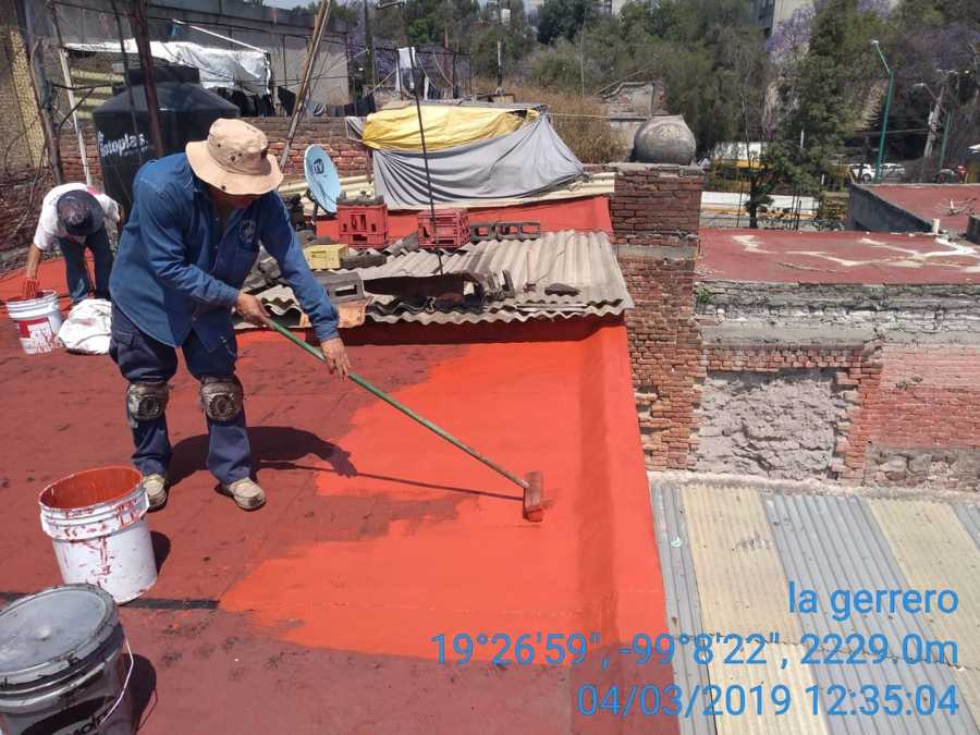 Aplicación final (primera capa) de impermeablizante acrílico color terracota.