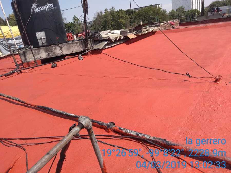 Aplicación final (segunda capa) de impermeablizante acrílico color terracota.