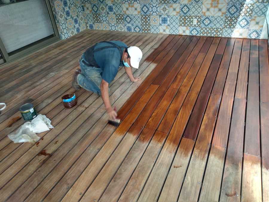 Aplicando aceite protector