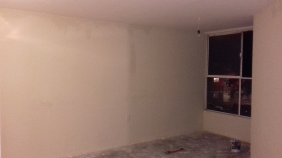 aplicando primer mano pintura