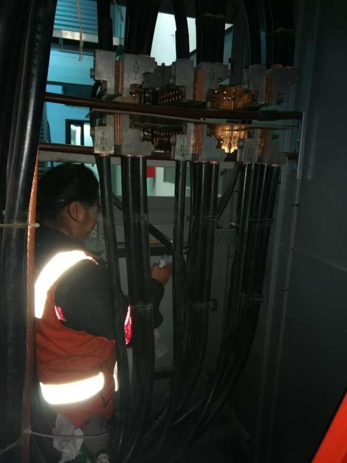 Apriete de terminales eléctricas en Tablero Principal