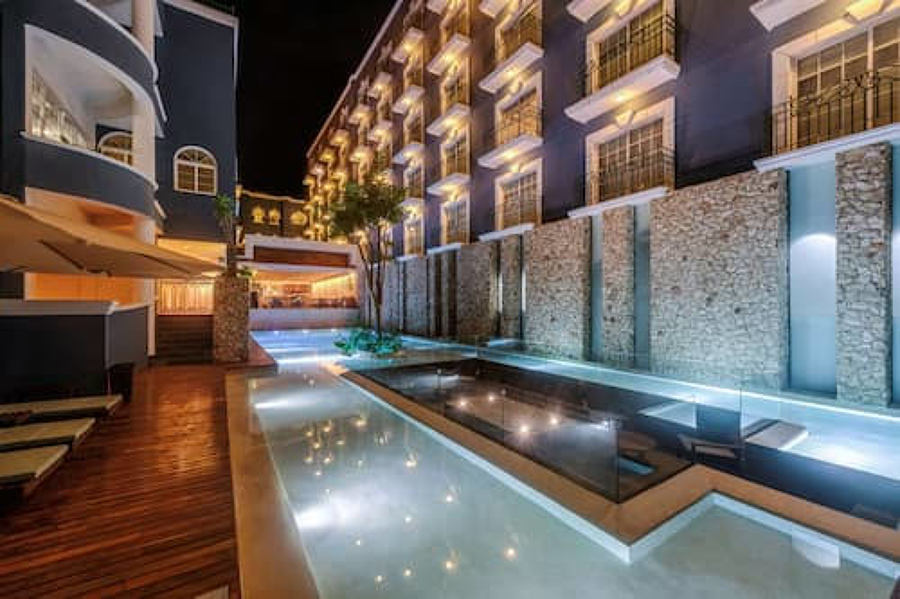 Area de asoleadero en la noche