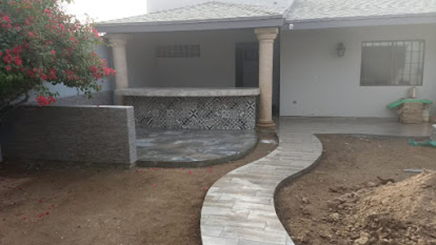 Area de banca y camino curvo