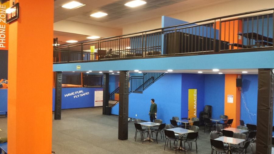 Area de cafetería y mezzanine