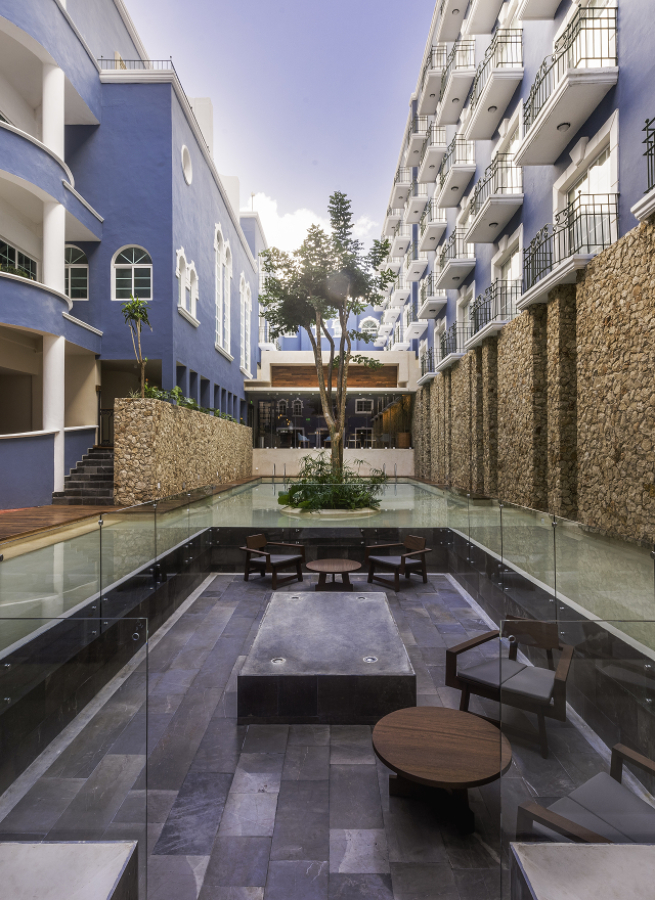 Area de escultura y espejo de agua