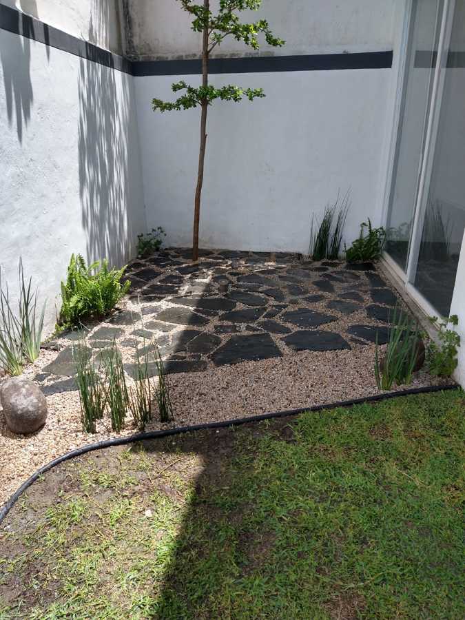 Área de estar con lajas para una mesa de jardín