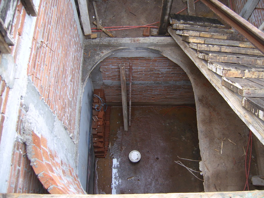 area escalera en obra negra