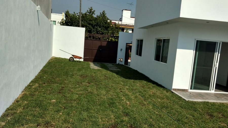 area para estacionamiento y jardin