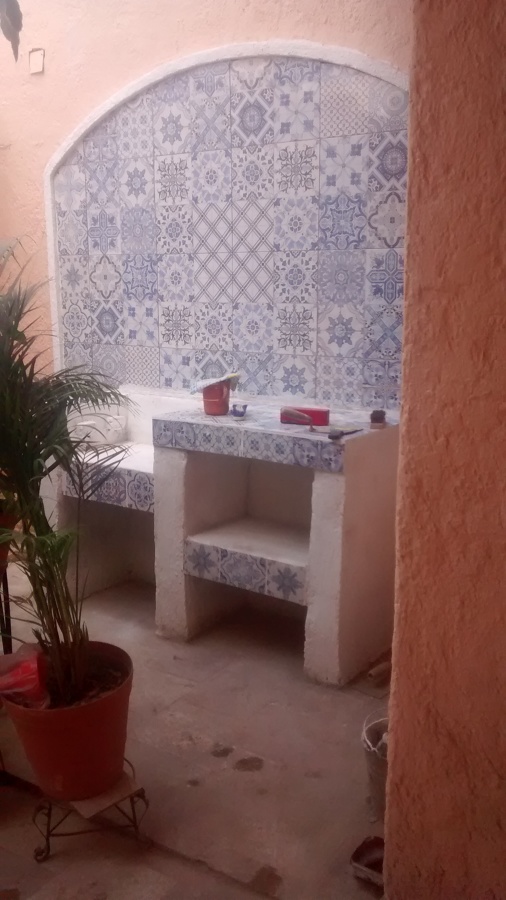 Asador y ventana decorativa con azulejo.