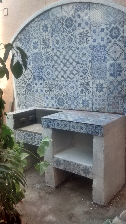 Asador y ventana decorativa con azulejo