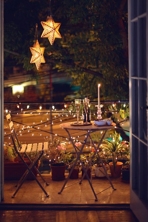 balcón decorado con luces navideñas