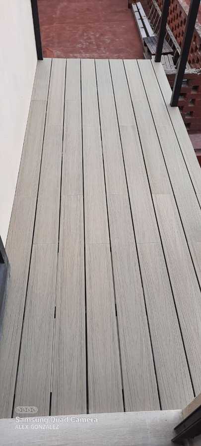 Balcón terminado con deck sintetico