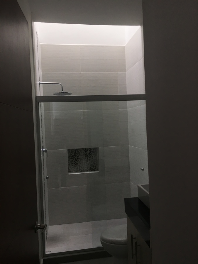 Baño completo para visitas.