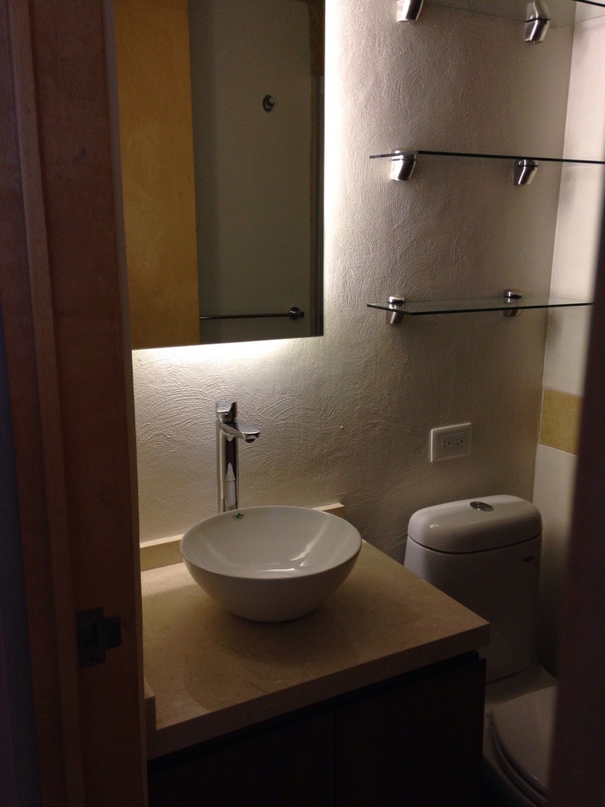 BAÑO CON LUZ DE FONDO EN ESPEJO