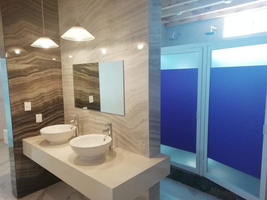 Baño de mujeres y regaderas