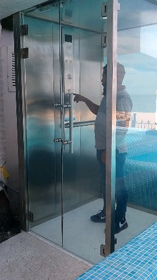 Cabina en cristal templado.