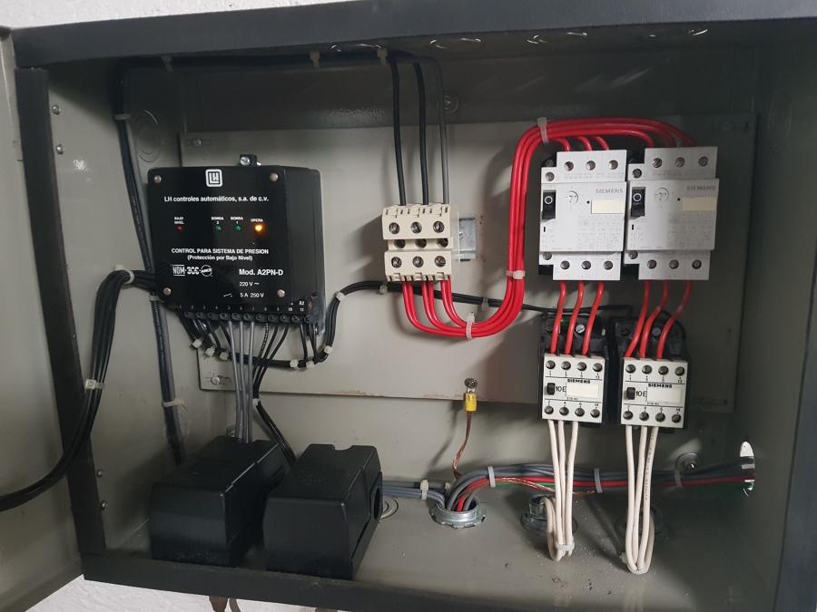 Caja de Control de sistema hidroneumático.
