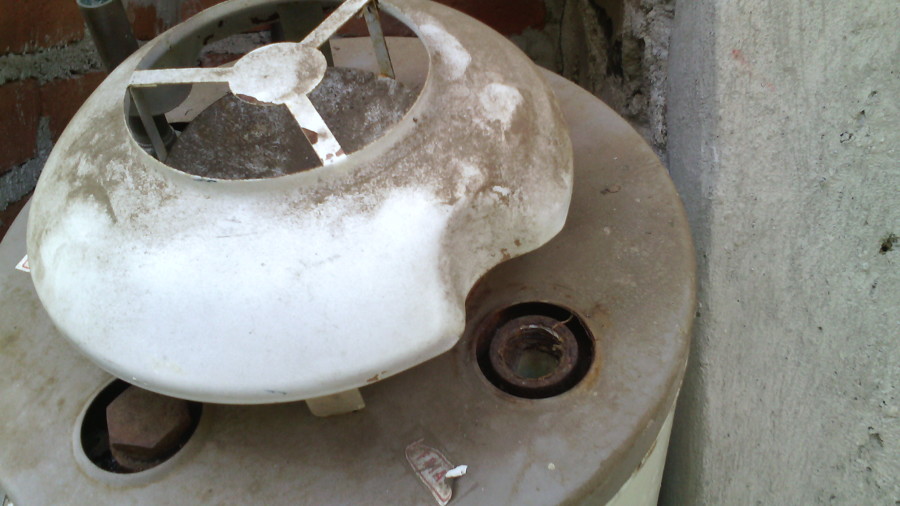 Calentador de agua abandonado
