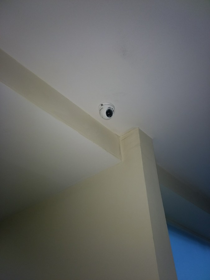 Cámara con cable oculto