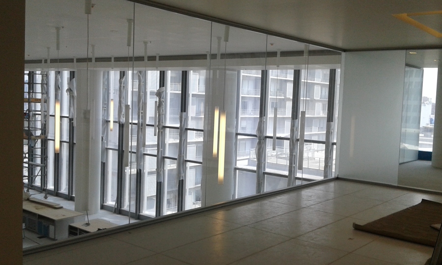 Cancel divisorio de Vidrio Templado, claro.