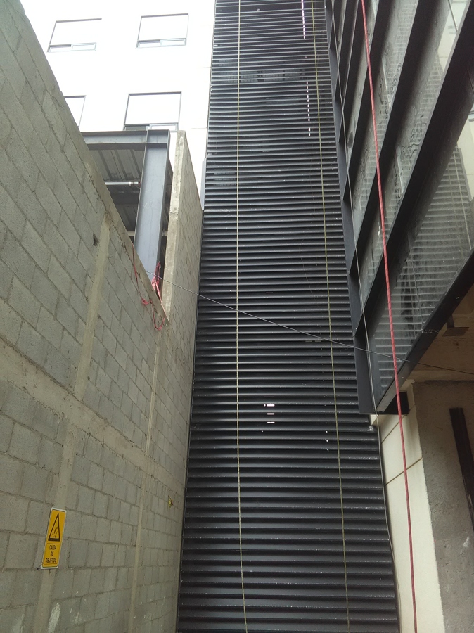 Canceleria tipo luver para escaleras de emergencia