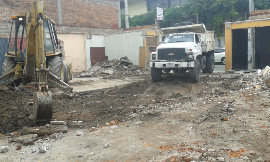 CARGA DE MATERIAL PRODUCTO DE LA DEMOLICIÓN 