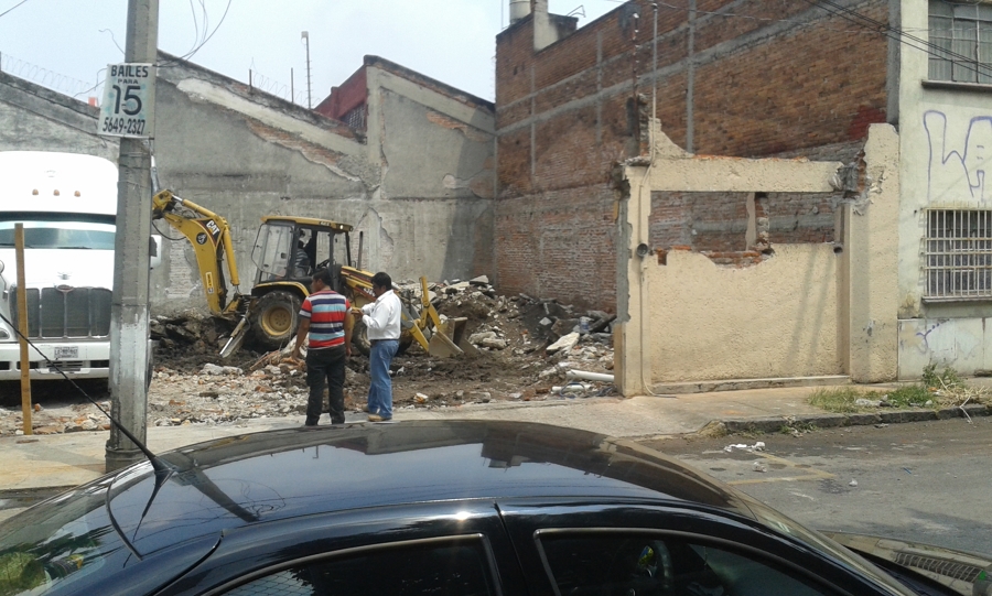 CARGA DE MATERIAL PRODUCTO DE LA DEMOLICIÓN 