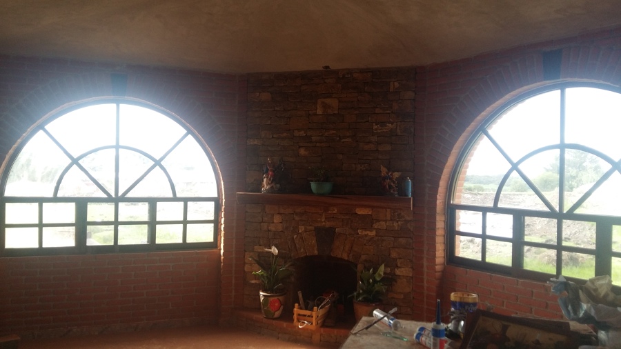 Chimenea con 2 ventanas grandes simetricas.